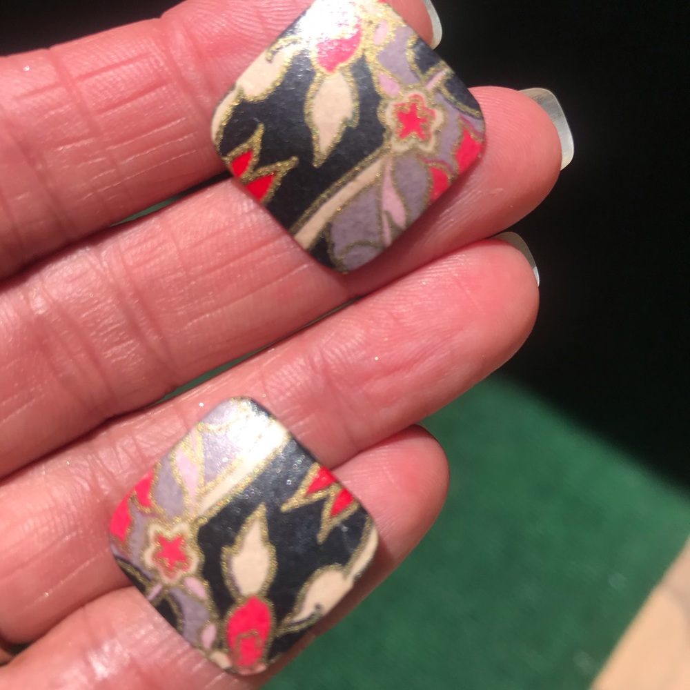 Pierced earrings. - Picture 2 of 3